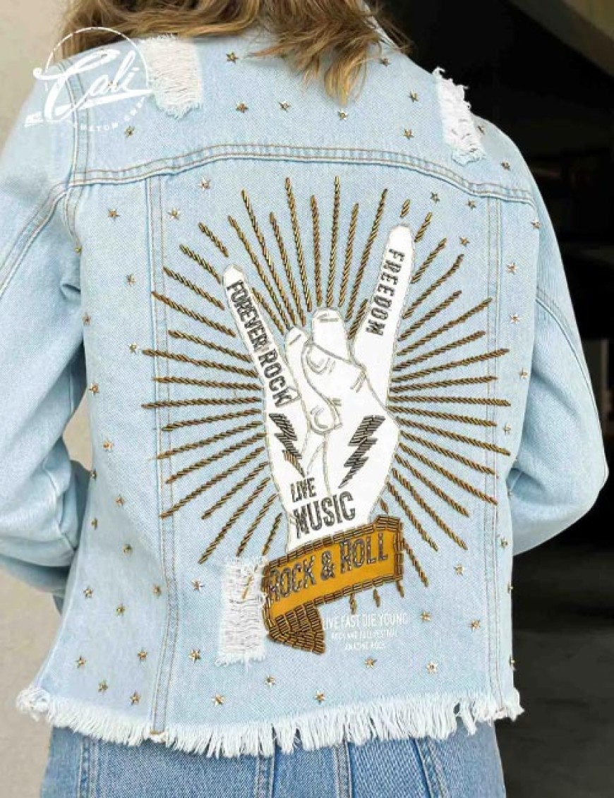 Jaqueta jeans M o Rock com pedrarias bordada m o